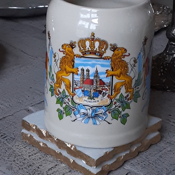 Munchen, Home of the Monks (Munich), Crest & Banners 5 1/4" Mug - Picture 2 of 7